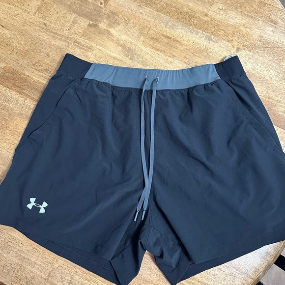 Uner Armour workout shorts - Picture 1 of 3